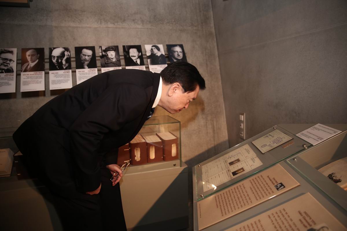 Chairman Zhang took a particular interest in an exhibit dedicated to Jewish refugees in Shanghai during WWII